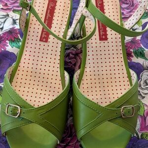 B.A.I.T. But Another Innocent Tale Green 1950's Wedge Sandals Retro Vintage